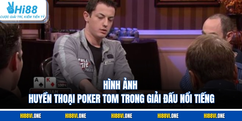 Hình ảnh huyền thoại poker Tom trong giải đấu nổi tiếng